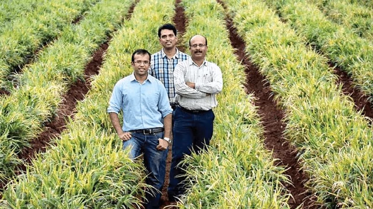 ഇവരുടെ തോട്ടത്തില് വളരുന്നത് ചന്ദനവും മഹാഗണിയും; 20 കോടി വിറ്റുവരവുള്ള കമ്പനിയുടെ ഉടമകള് ഇവരുടെ തോട്ടത്തില് വളരുന്നത് ചന്ദനവും മഹാഗണിയും; 20 കോടി വിറ്റുവരവുള്ള കമ്പനിയുടെ ഉടമകള്