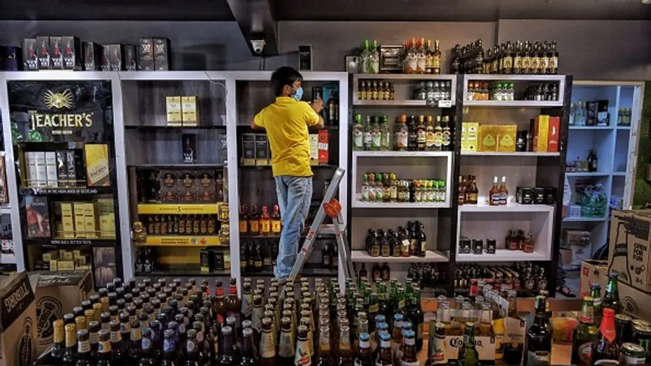 ಗೋಳು ಕೇಳುವವರಿಲ್ಲ, ಕರ್ನಾಟಕದಲ್ಲಿ ಮದ್ಯ ಮಾರಾಟ ಬಂದ್!? ಗೋಳು ಕೇಳುವವರಿಲ್ಲ, ಕರ್ನಾಟಕದಲ್ಲಿ ಮದ್ಯ ಮಾರಾಟ ಬಂದ್!?