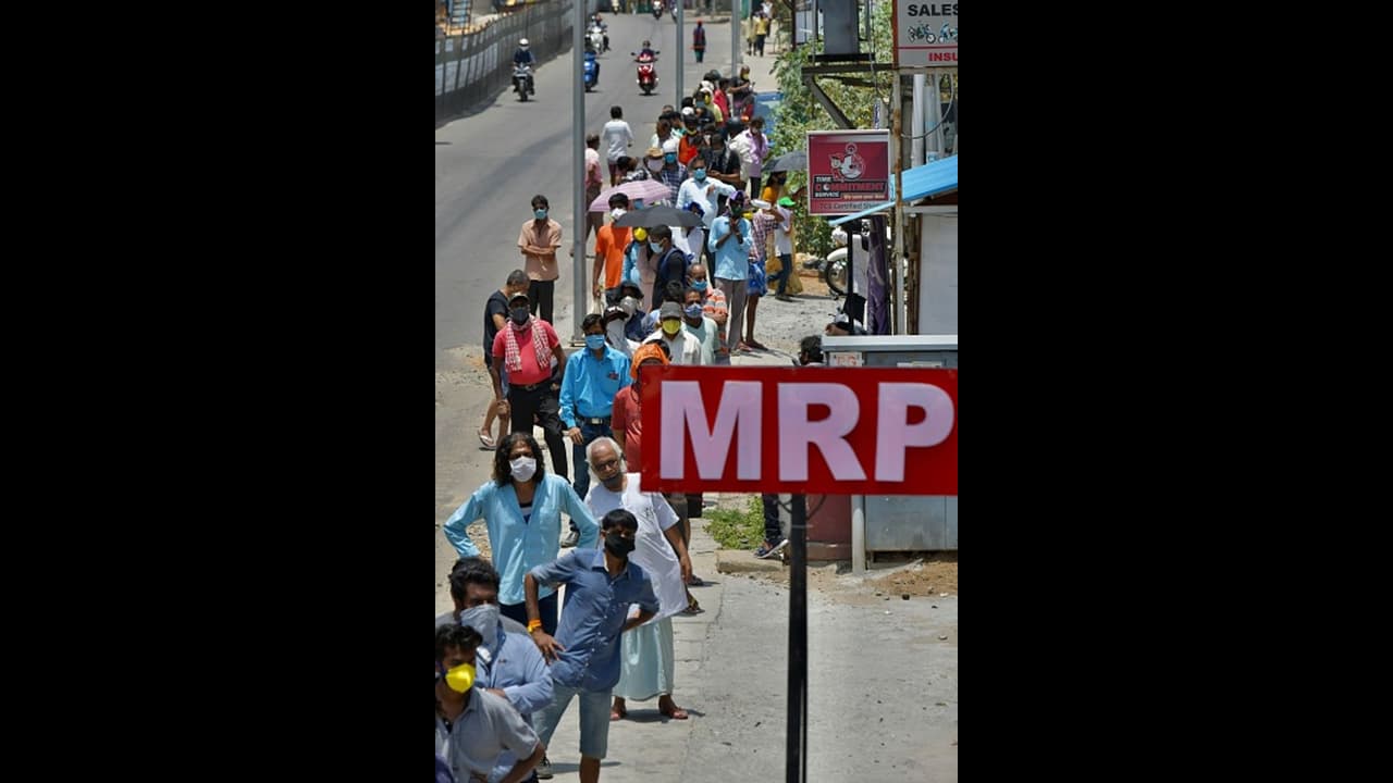 45 రోజుల తర్వాత మద్యం షాపులు ఓపెన్.. ఎగబడిన జనం: సీఎం ఆగ్రహం 45 రోజుల తర్వాత మద్యం షాపులు ఓపెన్.. ఎగబడిన జనం: సీఎం ఆగ్రహం