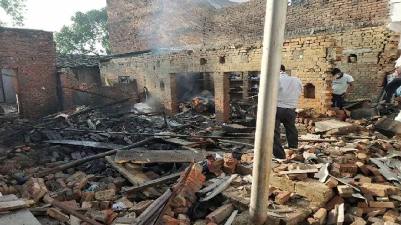 गैस सिलेंडर में रिसाव के कारण पटाखा फैक्ट्री में विस्फोट, 3 की मौत, आसपास घरों के चटके शीशे गैस सिलेंडर में रिसाव के कारण पटाखा फैक्ट्री में विस्फोट, 3 की मौत, आसपास घरों के चटके शीशे