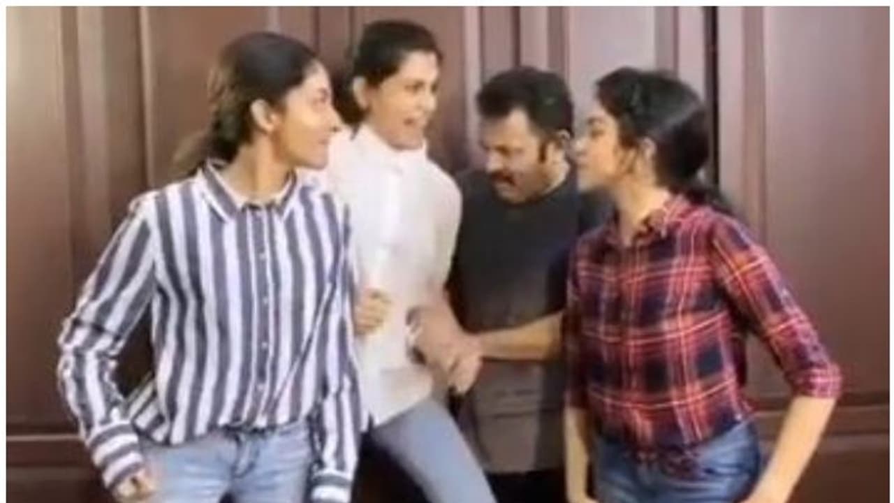 ഇൻഹരിഹര് നഗറിലെ കോമഡി രംഗം ആവര്ത്തിച്ച് കൃഷ്ണകുമാറും മക്കളും വീഡിയോ ഇൻഹരിഹര് നഗറിലെ കോമഡി രംഗം ആവര്ത്തിച്ച് കൃഷ്ണകുമാറും മക്കളും വീഡിയോ