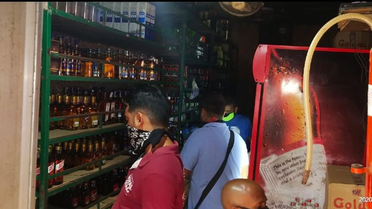 விலையை உயர்த்தி குடிமகன்களுக்கு அதிர்ச்சி... மதுபானத்திற்கு 70 சதவிகிதம் கொரோனா சிறப்பு வரி..! விலையை உயர்த்தி குடிமகன்களுக்கு அதிர்ச்சி... மதுபானத்திற்கு 70 சதவிகிதம் கொரோனா சிறப்பு வரி..!