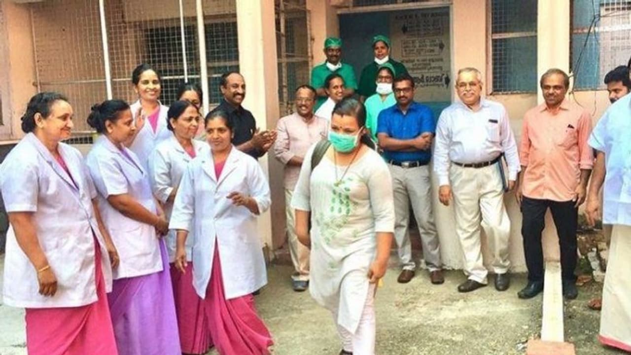 ആശ്വാസത്തിനപ്പുറം ആഹ്ളാദം: 24 മണിക്കൂറില് കൊവിഡ് മുക്തി നേടി 61 പേരും മൂന്ന് ജില്ലകളും ആശ്വാസത്തിനപ്പുറം ആഹ്ളാദം: 24 മണിക്കൂറില് കൊവിഡ് മുക്തി നേടി 61 പേരും മൂന്ന് ജില്ലകളും