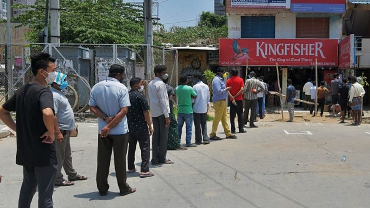 ಶಿವಮೊಗ್ಗದಲ್ಲಿ ಮದ್ಯ ಖರೀದಿಗೆ ನೀರಸ ಪ್ರತಿಕ್ರಿಯೆ..!