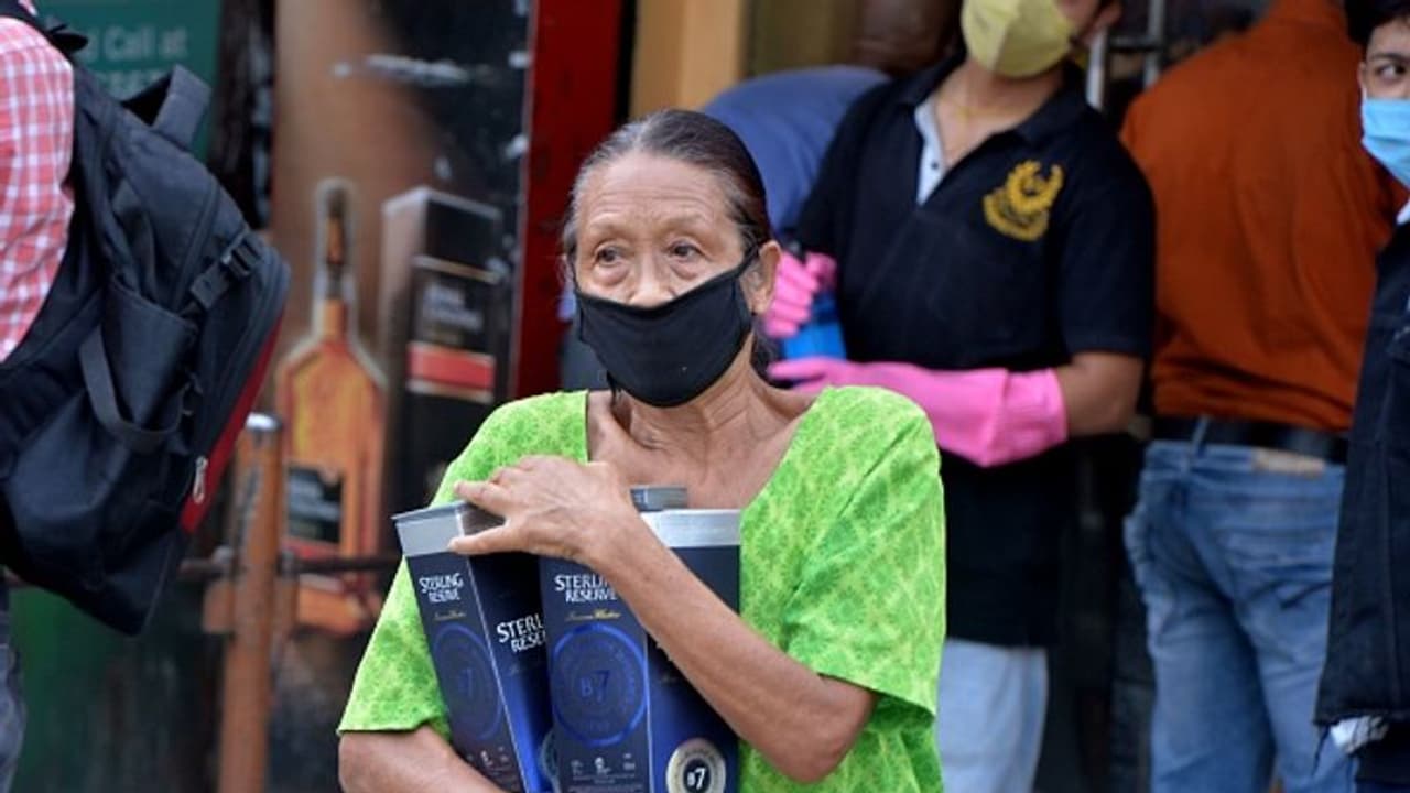 বোতলের জন্য লম্বা লাইন, সুযোগ বুঝে ৭০ শতাংশ দাম বাড়িয়ে দিল সরকার বোতলের জন্য লম্বা লাইন, সুযোগ বুঝে ৭০ শতাংশ দাম বাড়িয়ে দিল সরকার