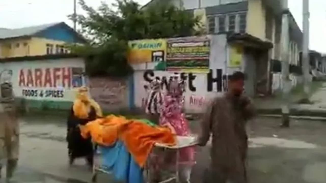 ആശുപത്രിയിൽ വച്ച് ഗർഭിണി മരിച്ചു; ഡോക്ടർമാരുടെ അശ്രദ്ധയെന്ന് കുടുംബം, മൃതദേഹം കൊണ്ടുപോയത് സ്ട്രെച്ചറിൽ ആശുപത്രിയിൽ വച്ച് ഗർഭിണി മരിച്ചു; ഡോക്ടർമാരുടെ അശ്രദ്ധയെന്ന് കുടുംബം, മൃതദേഹം കൊണ്ടുപോയത് സ്ട്രെച്ചറിൽ