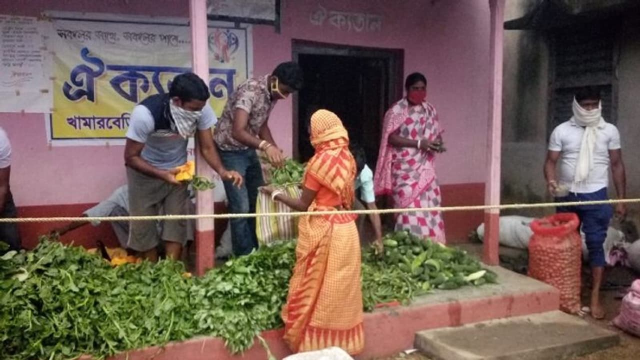 নিঃখরচায় ব্যাগভর্তি বাজার, লকডাউনে মানবিক উদ্যোগ বাঁকুড়ার ক্লাবের