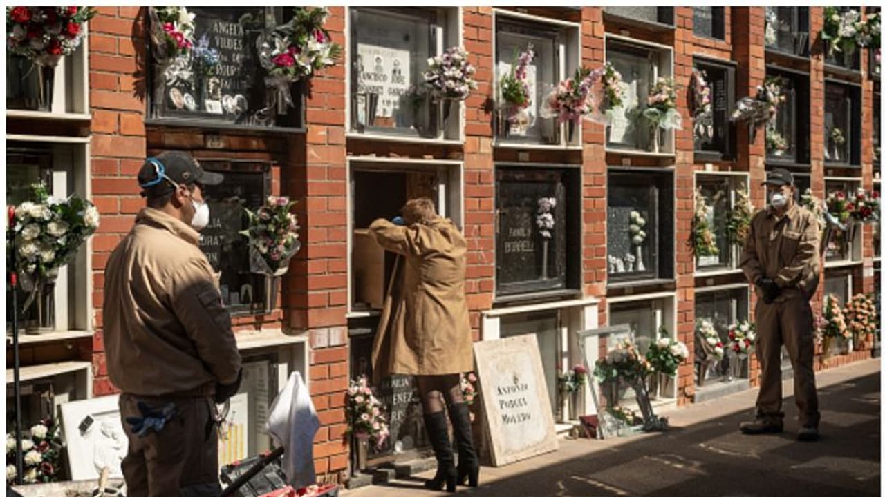 കൊവിഡ് പടരുമ്പോള് കണ്ണീര് തോരാതെ ലോകം; മരണം രണ്ടരലക്ഷം പിന്നിട്ടു കൊവിഡ് പടരുമ്പോള് കണ്ണീര് തോരാതെ ലോകം; മരണം രണ്ടരലക്ഷം പിന്നിട്ടു