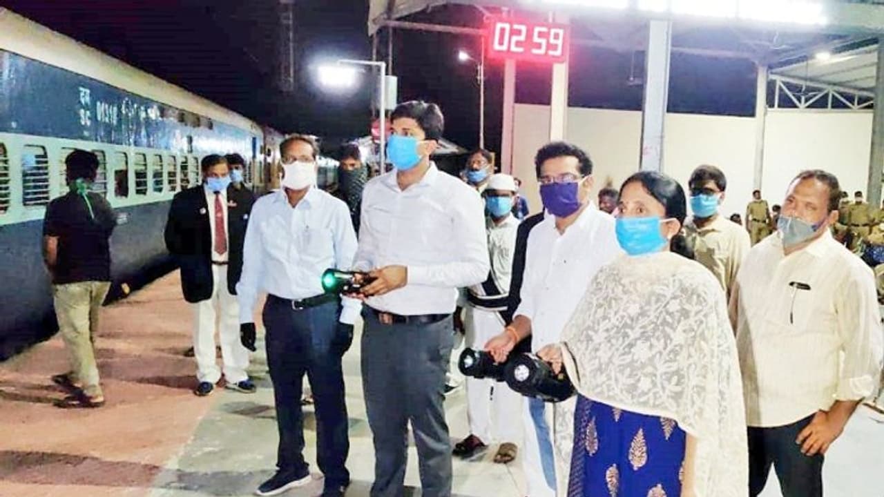 వలసకూలీలతో ఏపీ నుంచి బయల్దేరివెళ్లిన తొలి శ్రామిక్ ఎక్స్ ప్రెస్ వలసకూలీలతో ఏపీ నుంచి బయల్దేరివెళ్లిన తొలి శ్రామిక్ ఎక్స్ ప్రెస్