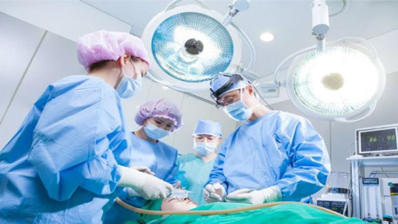 పేగు సంబంధిత వ్యాధితో వస్తే.. అవయవాలు కొట్టేసి, ప్లాస్టిక్ కవర్లు కుక్కిన డాక్టర్లు.. మైనర్ బాలిక మృతి.. పేగు సంబంధిత వ్యాధితో వస్తే.. అవయవాలు కొట్టేసి, ప్లాస్టిక్ కవర్లు కుక్కిన డాక్టర్లు.. మైనర్ బాలిక మృతి..