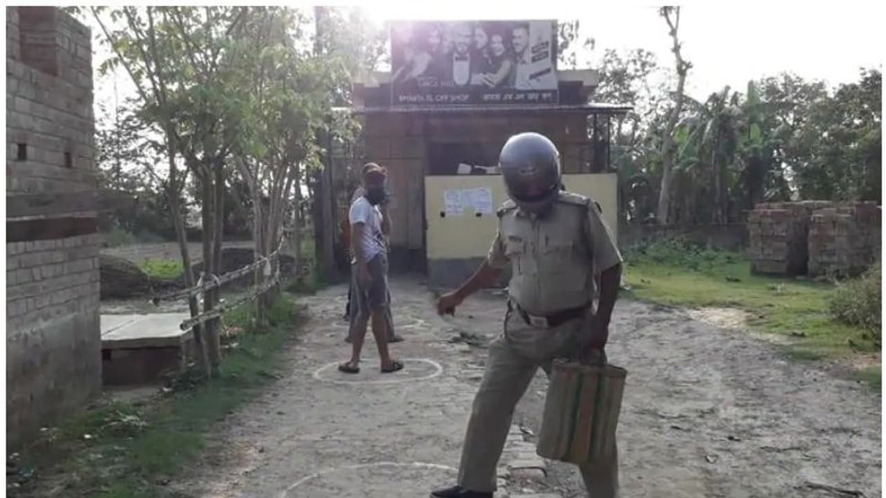 മദ്യഷോപ്പിന് മുന്നിൽ കുപ്പി വാങ്ങാന് യൂണിഫോമിൽ പൊലീസ് ഉദ്യോഗസ്ഥൻ; വീഡിയോ വൈറല് മദ്യഷോപ്പിന് മുന്നിൽ കുപ്പി വാങ്ങാന് യൂണിഫോമിൽ പൊലീസ് ഉദ്യോഗസ്ഥൻ; വീഡിയോ വൈറല്