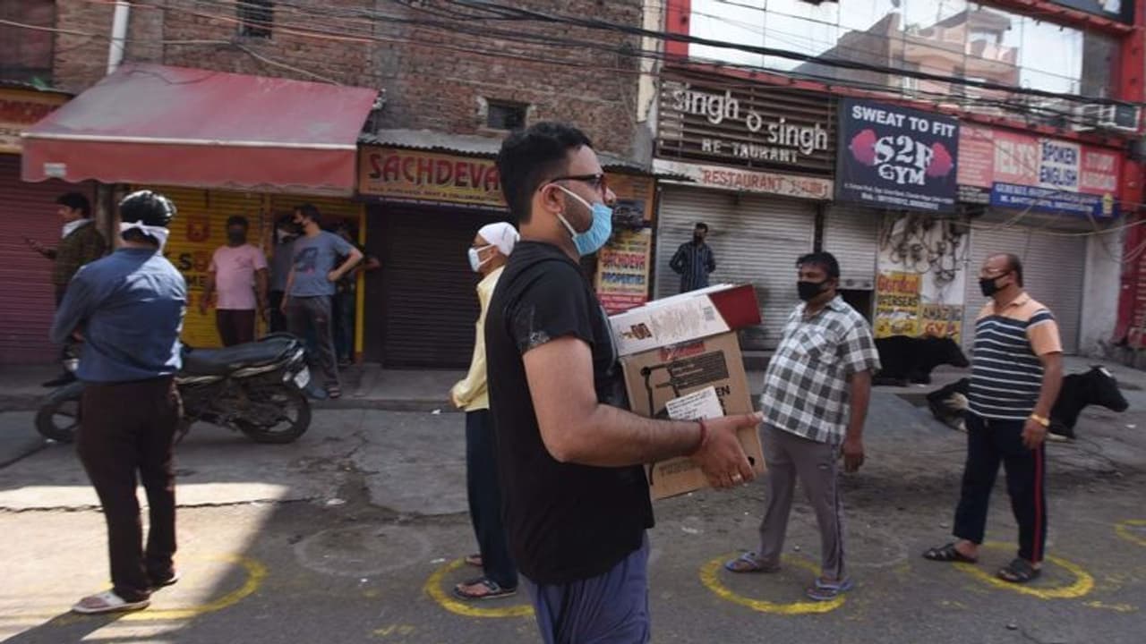 മദ്യം വീട്ടുപടിക്കലേക്കെത്തിക്കാന് ഛത്തീസ്ഗഡ്; സാമൂഹ്യ അകലം പാലിക്കാനെന്ന് വാദം, എതിര്ത്ത് ബിജെപി മദ്യം വീട്ടുപടിക്കലേക്കെത്തിക്കാന് ഛത്തീസ്ഗഡ്; സാമൂഹ്യ അകലം പാലിക്കാനെന്ന് വാദം, എതിര്ത്ത് ബിജെപി