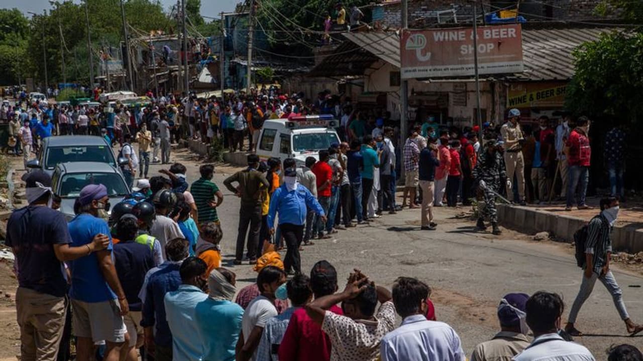 മദ്യഷോപ്പുകളില് ഉന്തിയും തള്ളിയും ജനക്കൂട്ടം; നിയന്ത്രിക്കാന് അധ്യാപകരെ നിയോഗിച്ച് ആന്ധ്ര മദ്യഷോപ്പുകളില് ഉന്തിയും തള്ളിയും ജനക്കൂട്ടം; നിയന്ത്രിക്കാന് അധ്യാപകരെ നിയോഗിച്ച് ആന്ധ്ര