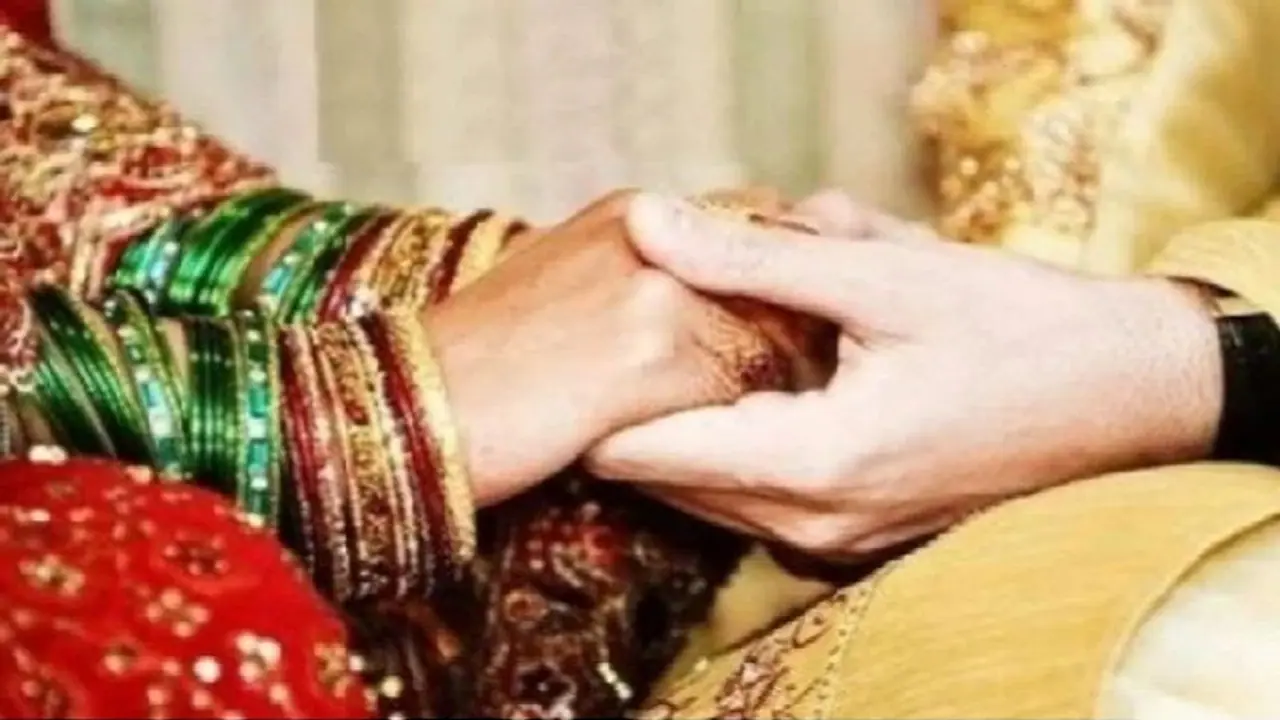 Drunk lover stops wedding procession, asks bride to elope with him; here’s what happened next