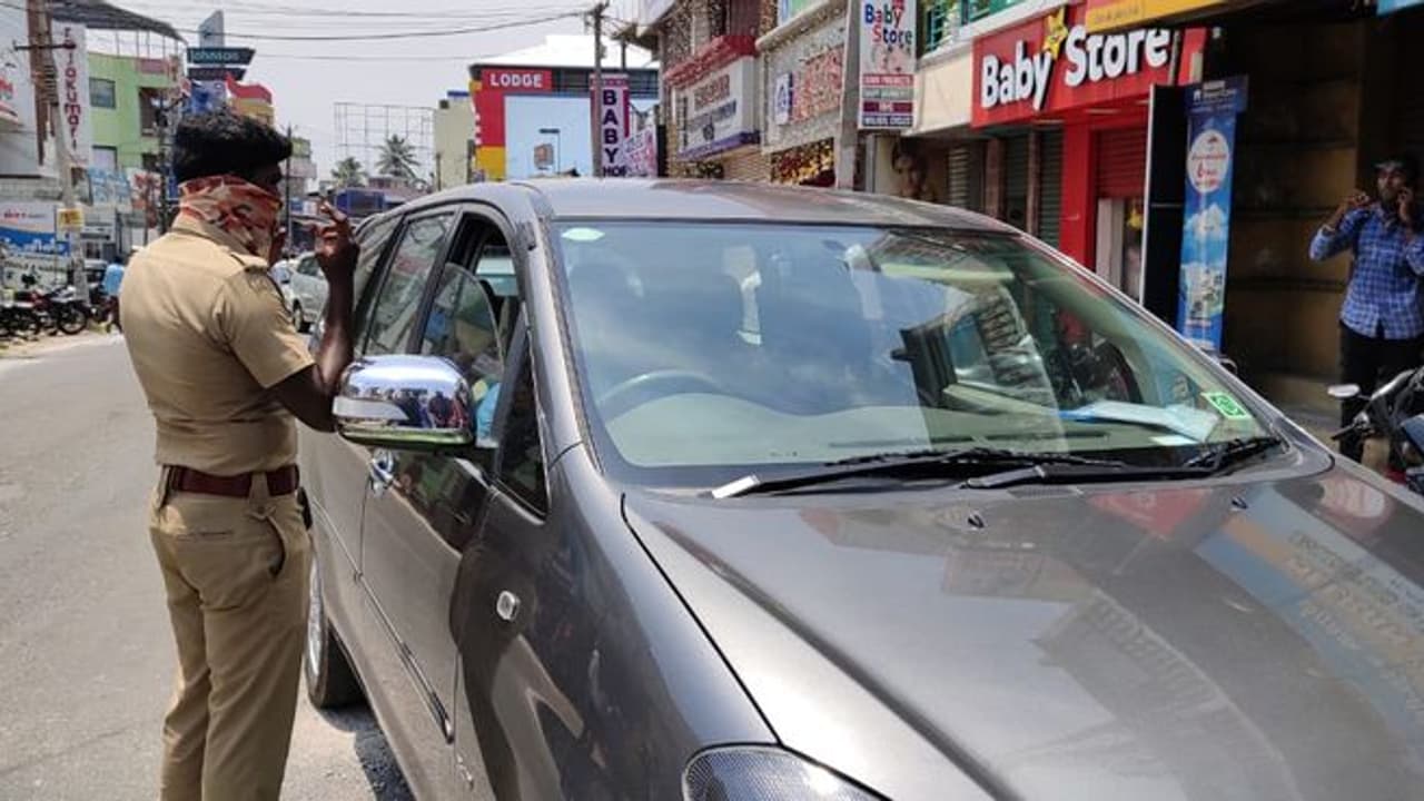 കൊവിഡ് പരിശോധന: ജനങ്ങളോട് പൊലീസ് അപമര്യാദയായി പെരുമാറരുതെന്ന് ഹൈക്കോടതി കൊവിഡ് പരിശോധന: ജനങ്ങളോട് പൊലീസ് അപമര്യാദയായി പെരുമാറരുതെന്ന് ഹൈക്കോടതി