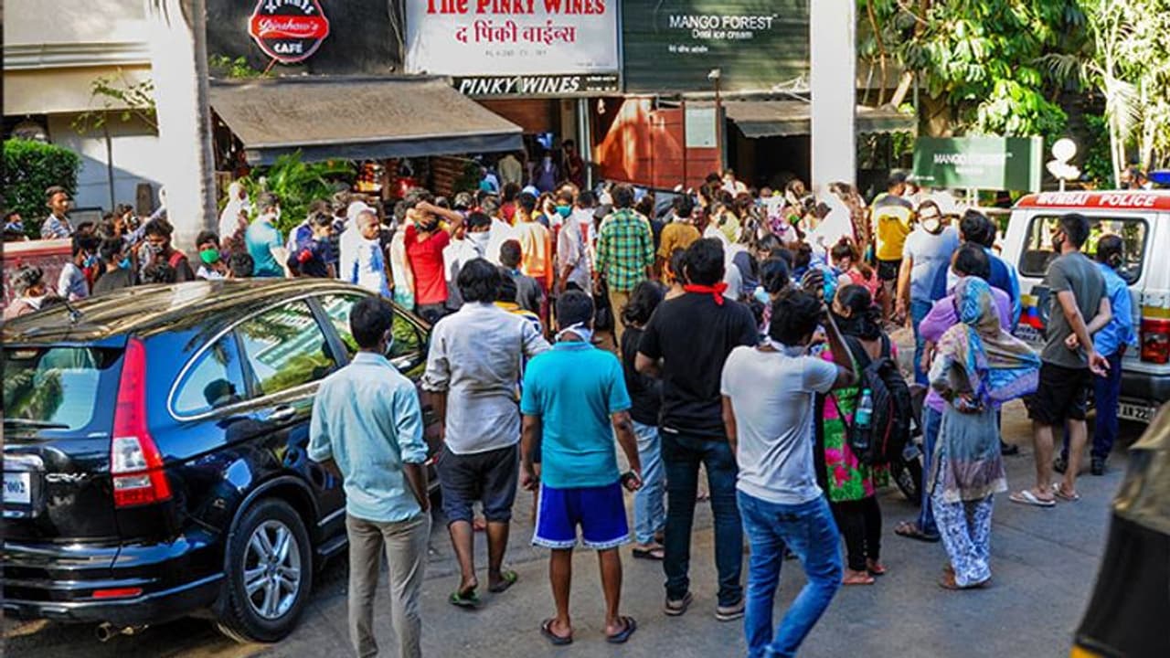 রাজ্য জুড়ে চলছে আংশিক লকডাউন, সামাজিক দূরত্ব শিকেয় তুলে দোকানে লম্বা লাইন সুরাপ্রেমিদের রাজ্য জুড়ে চলছে আংশিক লকডাউন, সামাজিক দূরত্ব শিকেয় তুলে দোকানে লম্বা লাইন সুরাপ্রেমিদের