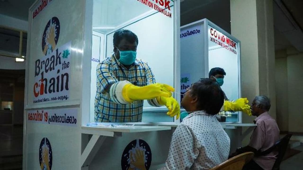 തിരിച്ചെത്തുന്നവരെ 14 ദിവസം നിരീക്ഷണത്തിലാക്കണമെന്ന് നിർദേശം, രണ്ട് തവണ കൊവിഡ് പരിശോധിക്കണം തിരിച്ചെത്തുന്നവരെ 14 ദിവസം നിരീക്ഷണത്തിലാക്കണമെന്ന് നിർദേശം, രണ്ട് തവണ കൊവിഡ് പരിശോധിക്കണം