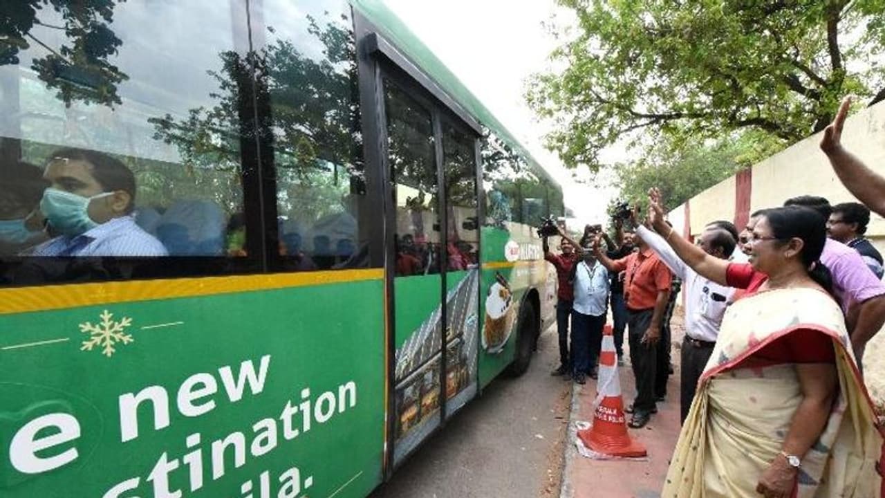 മഹാരാഷ്ട്രയ്ക്ക് തുണയായി കേരളം: ഡോക്ടർമാരുടേയും നഴ്സുമാരുടേയും സംഘം മുംബൈയിലേക്ക് മഹാരാഷ്ട്രയ്ക്ക് തുണയായി കേരളം: ഡോക്ടർമാരുടേയും നഴ്സുമാരുടേയും സംഘം മുംബൈയിലേക്ക്
