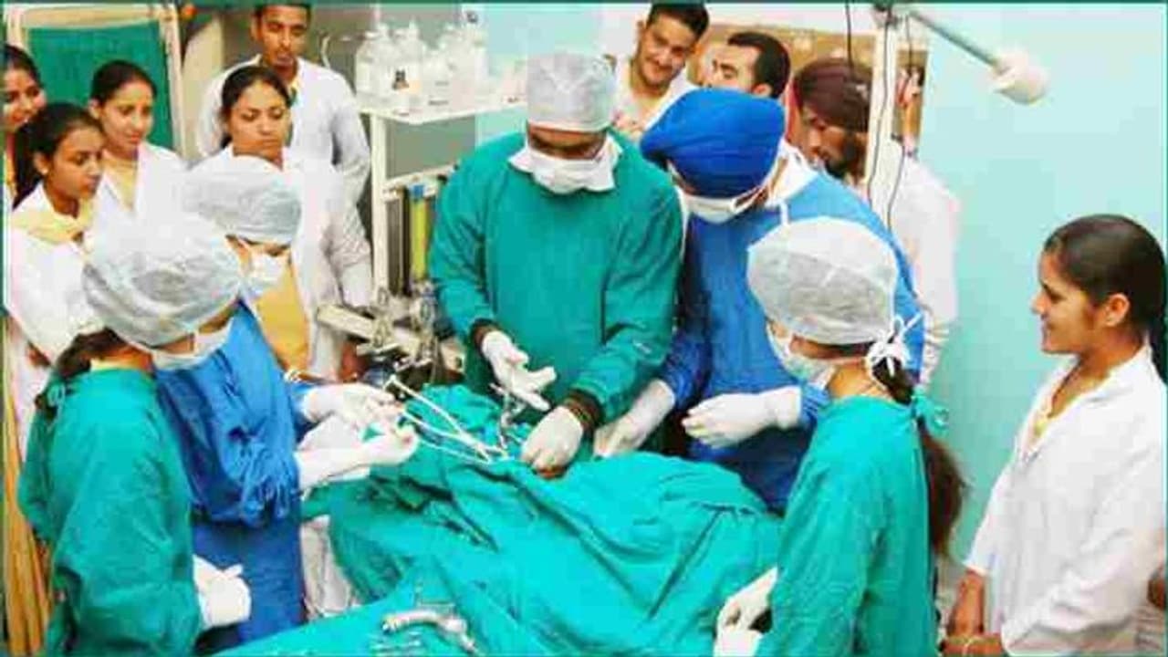 पेराई मशीन में कट गया था हाथ, डॉक्टरों ने 7 घंटे की मशक्कत के बाद जोड़ दिया; मरीज के घरवाले खुश पेराई मशीन में कट गया था हाथ, डॉक्टरों ने 7 घंटे की मशक्कत के बाद जोड़ दिया; मरीज के घरवाले खुश