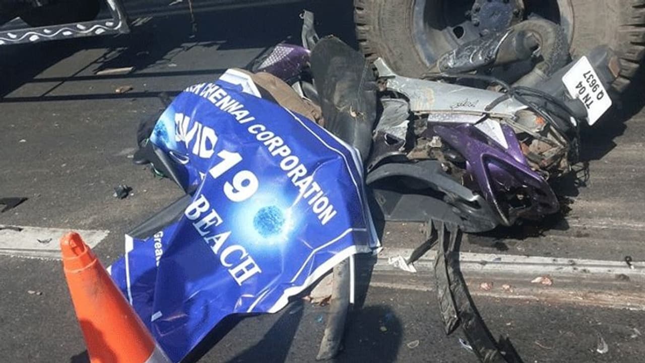 ஊரடங்கு நேரத்தில் கோர விபத்து... தலை நசுங்கி பெண் காவலர் துடிதுடித்து உயிரிழப்பு..! ஊரடங்கு நேரத்தில் கோர விபத்து... தலை நசுங்கி பெண் காவலர் துடிதுடித்து உயிரிழப்பு..!