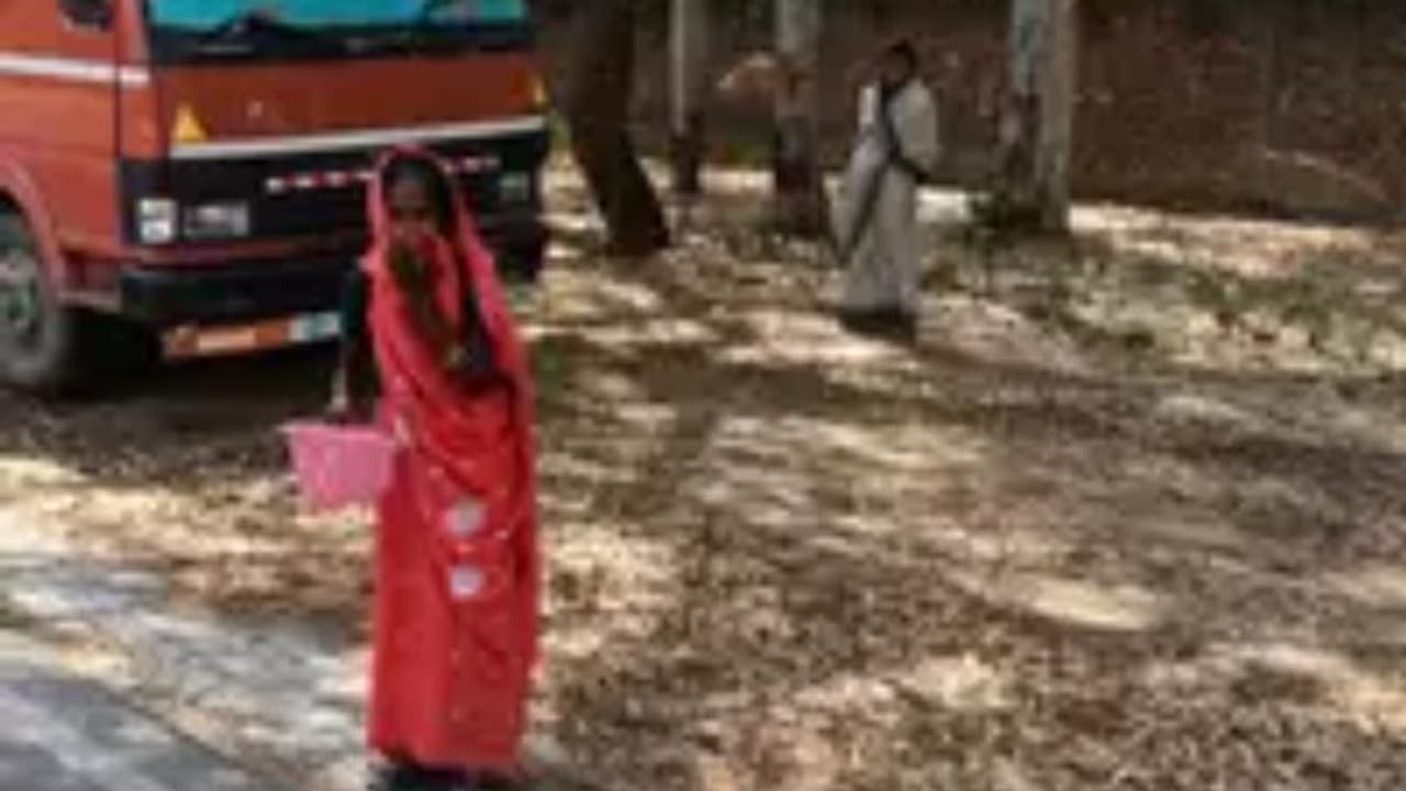 നട്ടെല്ലിന് തകരാർ; 500 രൂപയ്ക്ക് വേണ്ടി 30 കി.മി നടന്നെങ്കിലും കിട്ടിയില്ല, ഒടുവിൽ രാധയ്ക്ക് സഹായപ്രവാഹം നട്ടെല്ലിന് തകരാർ; 500 രൂപയ്ക്ക് വേണ്ടി 30 കി.മി നടന്നെങ്കിലും കിട്ടിയില്ല, ഒടുവിൽ രാധയ്ക്ക് സഹായപ്രവാഹം