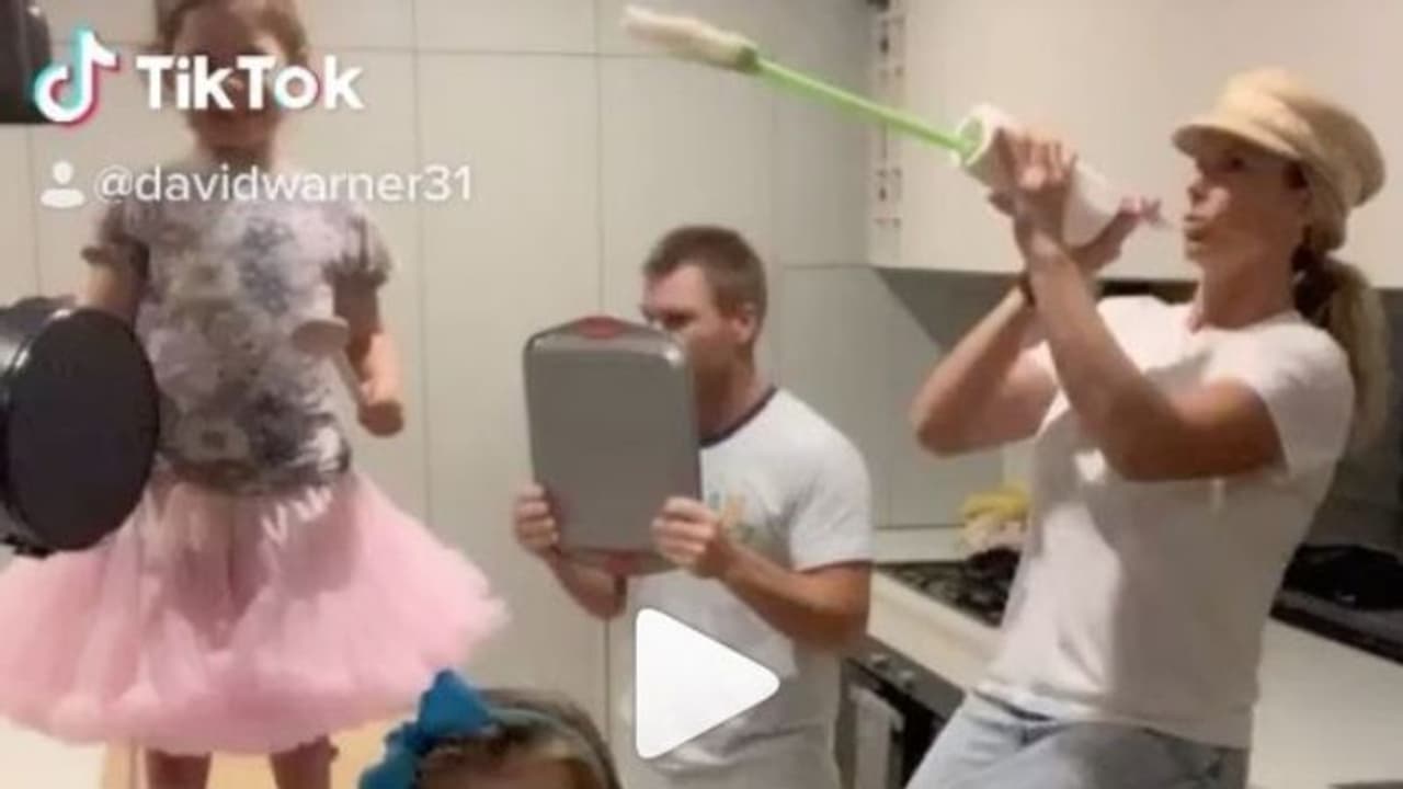 പാത്രങ്ങളും ബ്രഷുമൊക്കെയായി മറ്റൊരു വീഡിയോ കൂടി; വീണ്ടും ചിരിപ്പിച്ച് വാര്‍ണര്‍ കുടുംബം