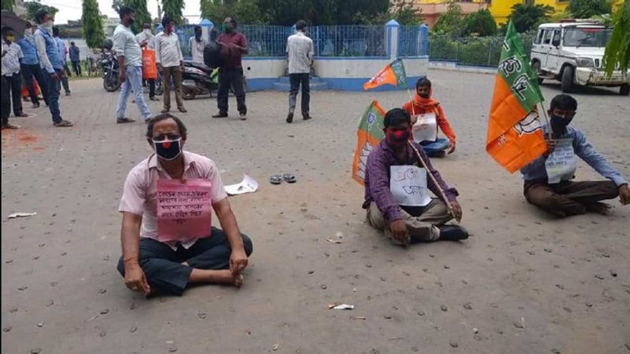 রেশন দুর্নীতির অভিযোগে প্রতীকী অনশন, রামপুরহাটে গ্রেফতার ৯ জন বিজেপি নেতা রেশন দুর্নীতির অভিযোগে প্রতীকী অনশন, রামপুরহাটে গ্রেফতার ৯ জন বিজেপি নেতা