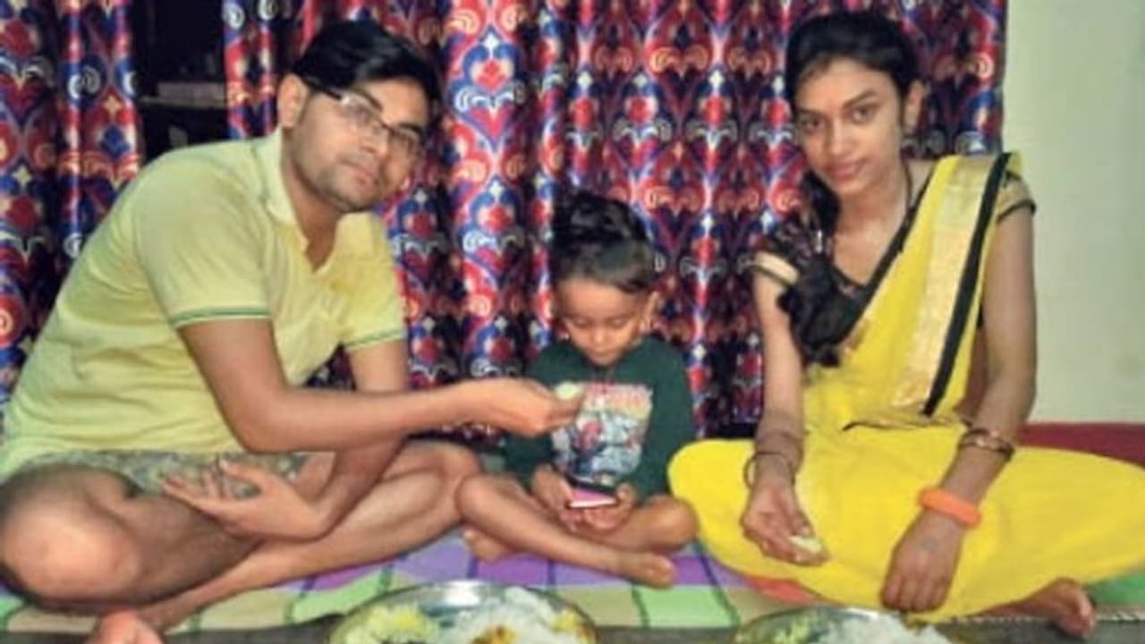 एक महीने बाद घर पहुंची ये नर्स, अपनी बेटी से दूर रहकर संभाल रही थी कोरोना पॉजिटिव मरीज की बच्ची एक महीने बाद घर पहुंची ये नर्स, अपनी बेटी से दूर रहकर संभाल रही थी कोरोना पॉजिटिव मरीज की बच्ची