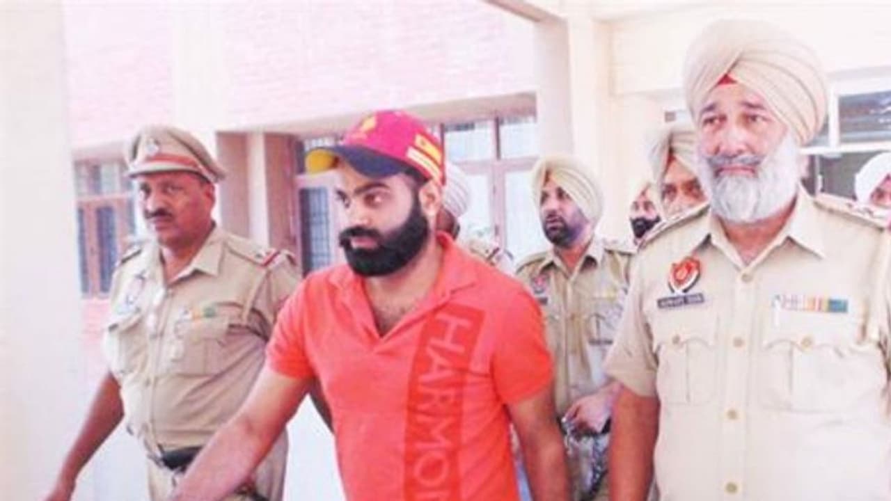 కస్టడీలో వున్న గ్యాంగ్స్టర్కు పాజిటివ్.. క్వారంటైన్కు పోలీసులు కస్టడీలో వున్న గ్యాంగ్స్టర్కు పాజిటివ్.. క్వారంటైన్కు పోలీసులు