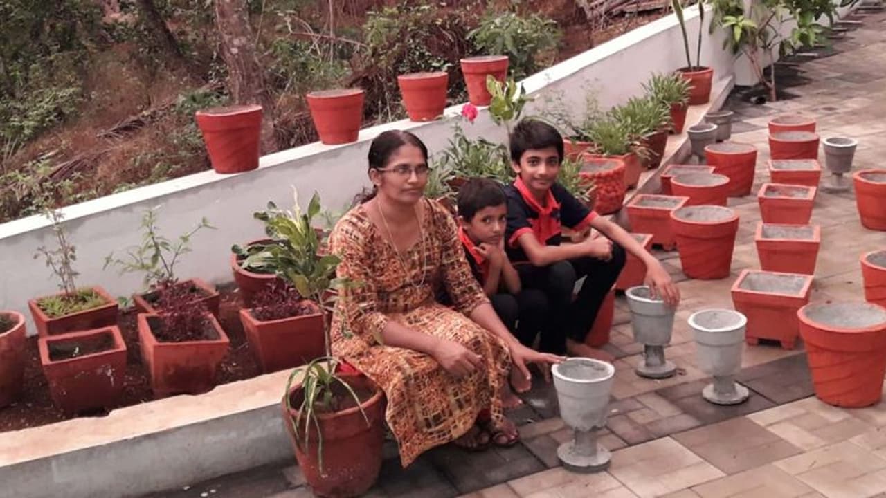 ലോക്ക്ഡൗണ് കാലത്ത് ചെടിച്ചട്ടികൾ നിർമ്മിച്ച് മിനി ടീച്ചറുടെ ചാലഞ്ച് ലോക്ക്ഡൗണ് കാലത്ത് ചെടിച്ചട്ടികൾ നിർമ്മിച്ച് മിനി ടീച്ചറുടെ ചാലഞ്ച്