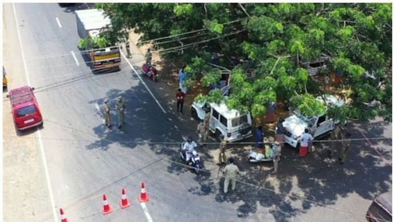 പൊലീസ് പാസ് വേണ്ട; അവശ്യസര്‍വ്വീസ് വിഭാഗത്തില്‍പ്പെട്ടവര്‍ക്ക് യാത്രാനുമതി