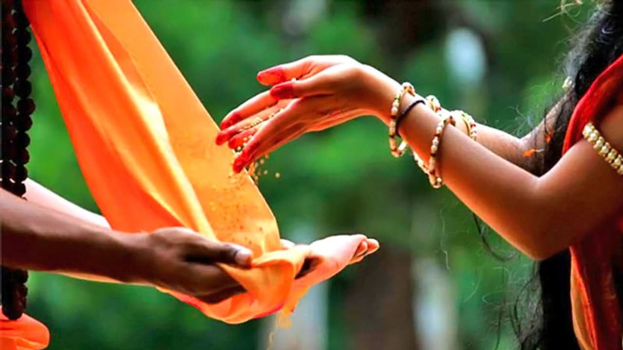 ग्रह दोष दूर करने और शुभ फल पाने के लिए किन चीजों का दान करें, जानिए लाल किताब से ग्रह दोष दूर करने और शुभ फल पाने के लिए किन चीजों का दान करें, जानिए लाल किताब से