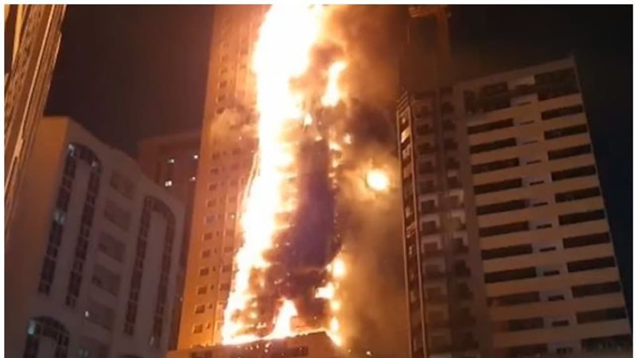 യുഎഇയില് മലയാളികളടക്കം താമസിക്കുന്ന 50 നില കെട്ടിടത്തിന് തീപിടിച്ചു; വീഡിയോ യുഎഇയില് മലയാളികളടക്കം താമസിക്കുന്ന 50 നില കെട്ടിടത്തിന് തീപിടിച്ചു; വീഡിയോ
