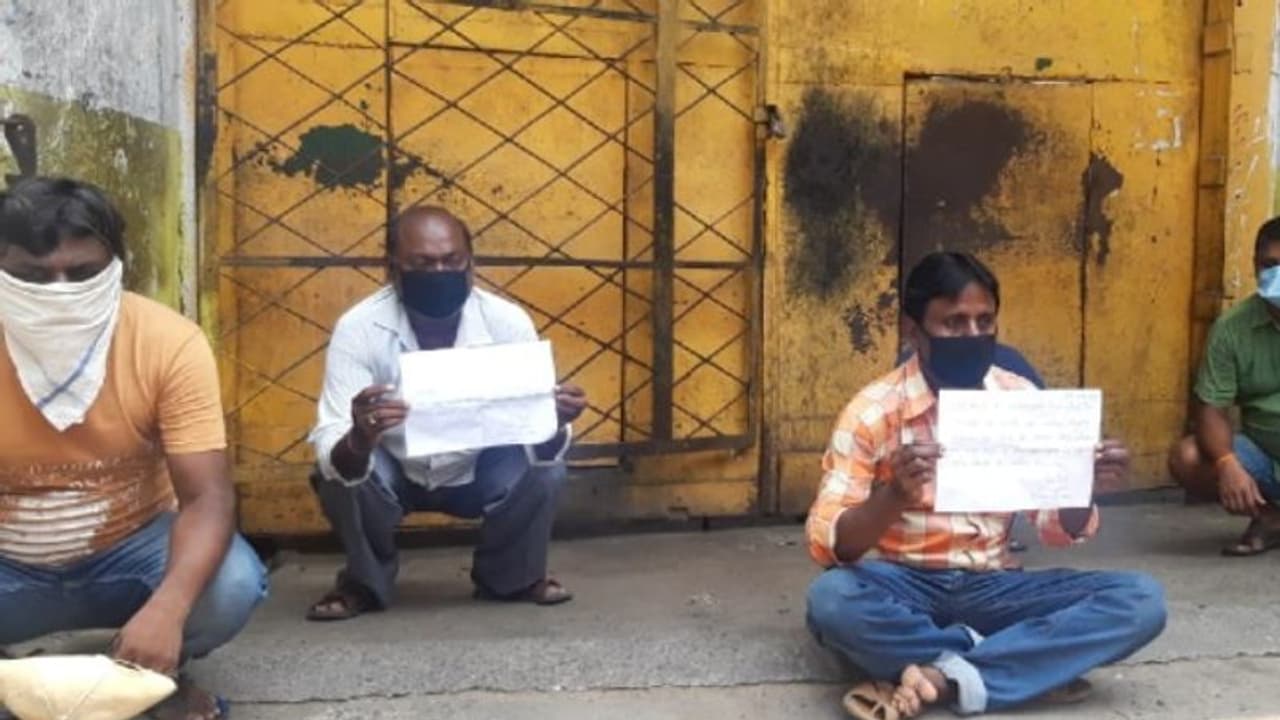 'মিল খুললে বাঁচব, না হলে মরে যাব', লকডাউনের মাঝে ভুখা হরতালে শ্রমিকরা