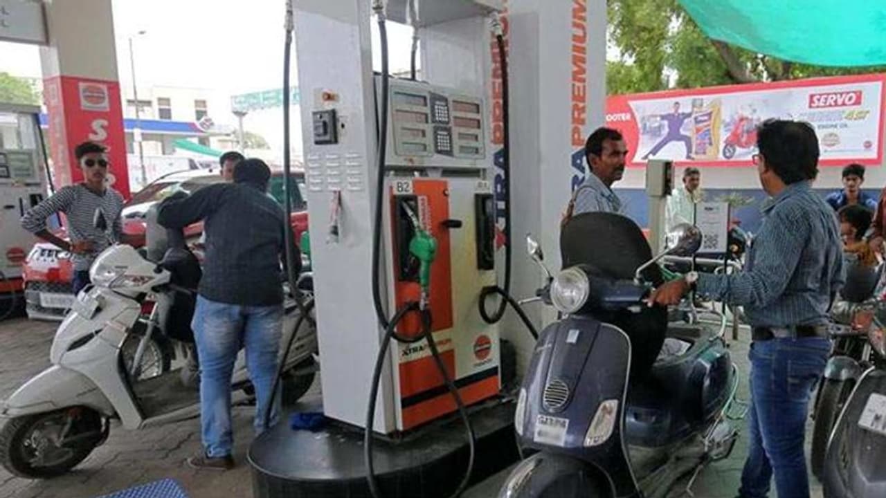 Petrol Diesel Price Today, 12 Dec 2021, रविवार को तफरी के लिए जाना है तो फुल करा सकते हैं टैंक, देखें रेट Petrol Diesel Price Today, 12 Dec 2021, रविवार को तफरी के लिए जाना है तो फुल करा सकते हैं टैंक, देखें रेट