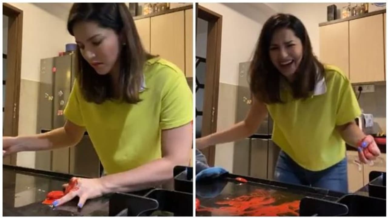 பதற வைத்த சன்னி லியோன்... அசிங்கமாக திட்டிய கணவர்..! வாழைப்பழத்தை வைத்து செஞ்ச வேலைய பாருங்க! வீடியோ பதற வைத்த சன்னி லியோன்... அசிங்கமாக திட்டிய கணவர்..! வாழைப்பழத்தை வைத்து செஞ்ச வேலைய பாருங்க! வீடியோ