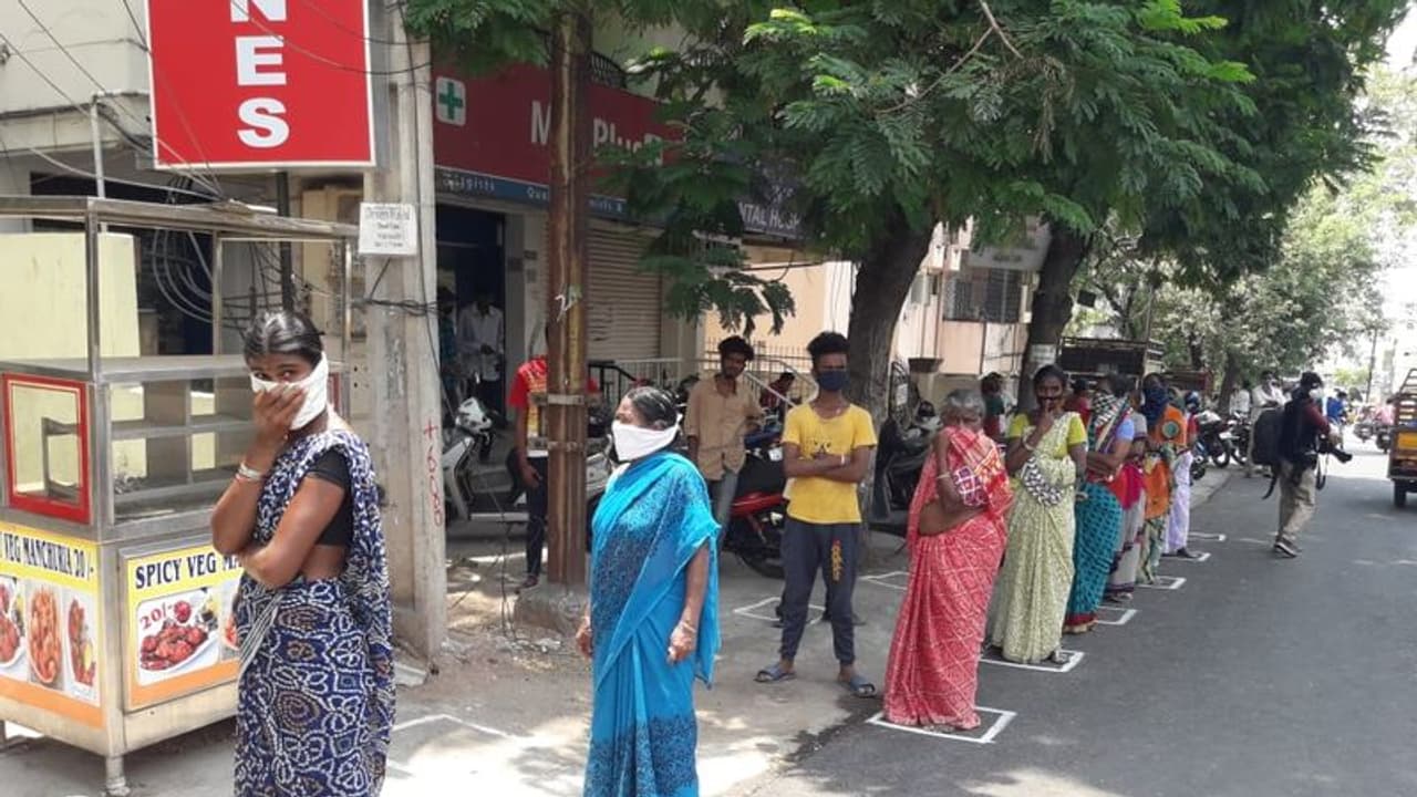 హైదరాబాద్ ఐటి సెక్టార్ లో వైన్ షాప్స్ ముందు మహిళల క్యూ హైదరాబాద్ ఐటి సెక్టార్ లో వైన్ షాప్స్ ముందు మహిళల క్యూ