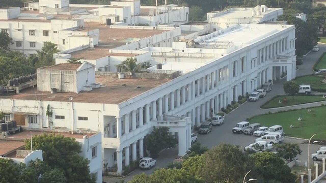 சென்னை டிஜிபி அலுவலகத்தில் சுழன்று அடிக்கும் கொரோனா... இன்று ஒரே நாளில் மேலும் 8 பேருக்கு பாதிப்பு..! சென்னை டிஜிபி அலுவலகத்தில் சுழன்று அடிக்கும் கொரோனா... இன்று ஒரே நாளில் மேலும் 8 பேருக்கு பாதிப்பு..!