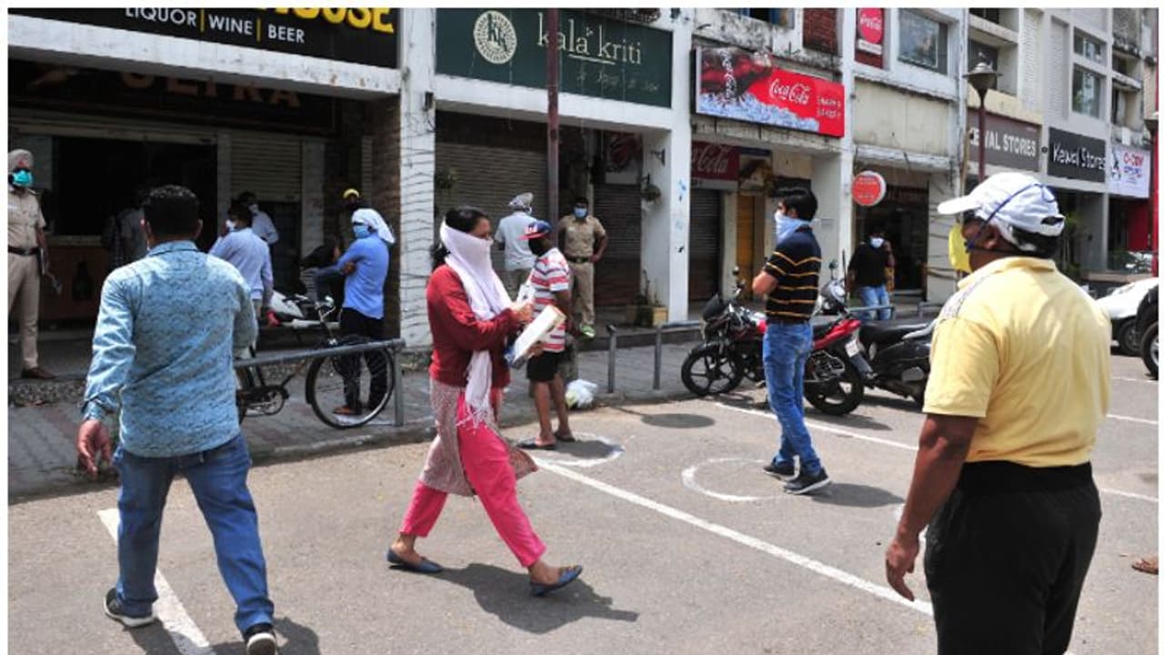 ലോക്ക്ഡൗണിനൊപ്പം മദ്യവില്പ്പനയും തുടരണം; മദ്യം വീട്ടിലെത്തിക്കാന് പഞ്ചാബ് ലോക്ക്ഡൗണിനൊപ്പം മദ്യവില്പ്പനയും തുടരണം; മദ്യം വീട്ടിലെത്തിക്കാന് പഞ്ചാബ്