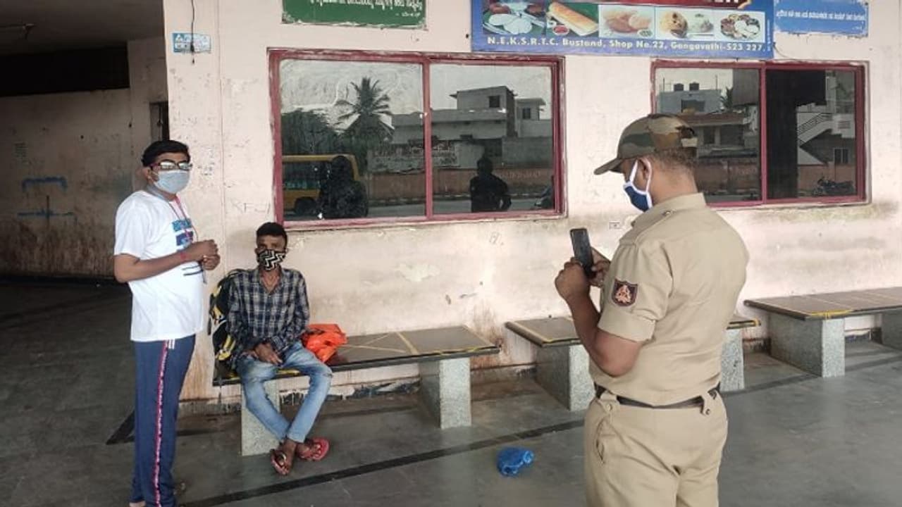 ಗಂಗಾವತಿ ಬಸ್ ನಿಲ್ದಾಣದಲ್ಲಿ ಅಪರಿಚಿತ ವ್ಯಕ್ತಿ ಪ್ರತ್ಯಕ್ಷ: ಕಕ್ಕಾಬಿಕ್ಕಿಯಾದ ಜನತೆ..!