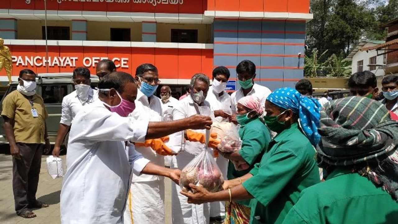 മൂന്നാറില്‍ തോട്ടം മേഖലയിലെ ശുചീകരണ തൊഴിലാളികള്‍ക്ക് ആദരം; സഹായകിറ്റുകള്‍