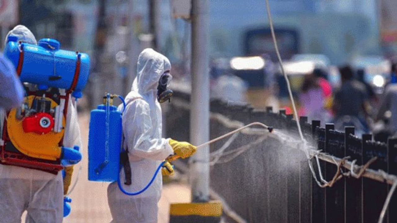 నరసరావుపేటలో కరోనా విజృంభణ: మిషన్ మే 15 పేరుతో అధికారుల యాక్షన్ నరసరావుపేటలో కరోనా విజృంభణ: మిషన్ మే 15 పేరుతో అధికారుల యాక్షన్