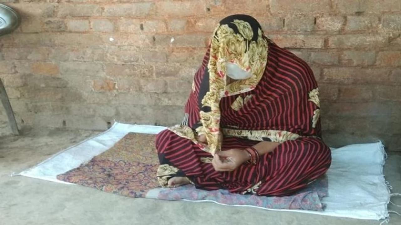 बाथरूम के लिए निकली और हुई लापता, मां बोली 'मेरी बेटी लाओ साहब, नहीं तो दे दूंगी जान' बाथरूम के लिए निकली और हुई लापता, मां बोली 'मेरी बेटी लाओ साहब, नहीं तो दे दूंगी जान'