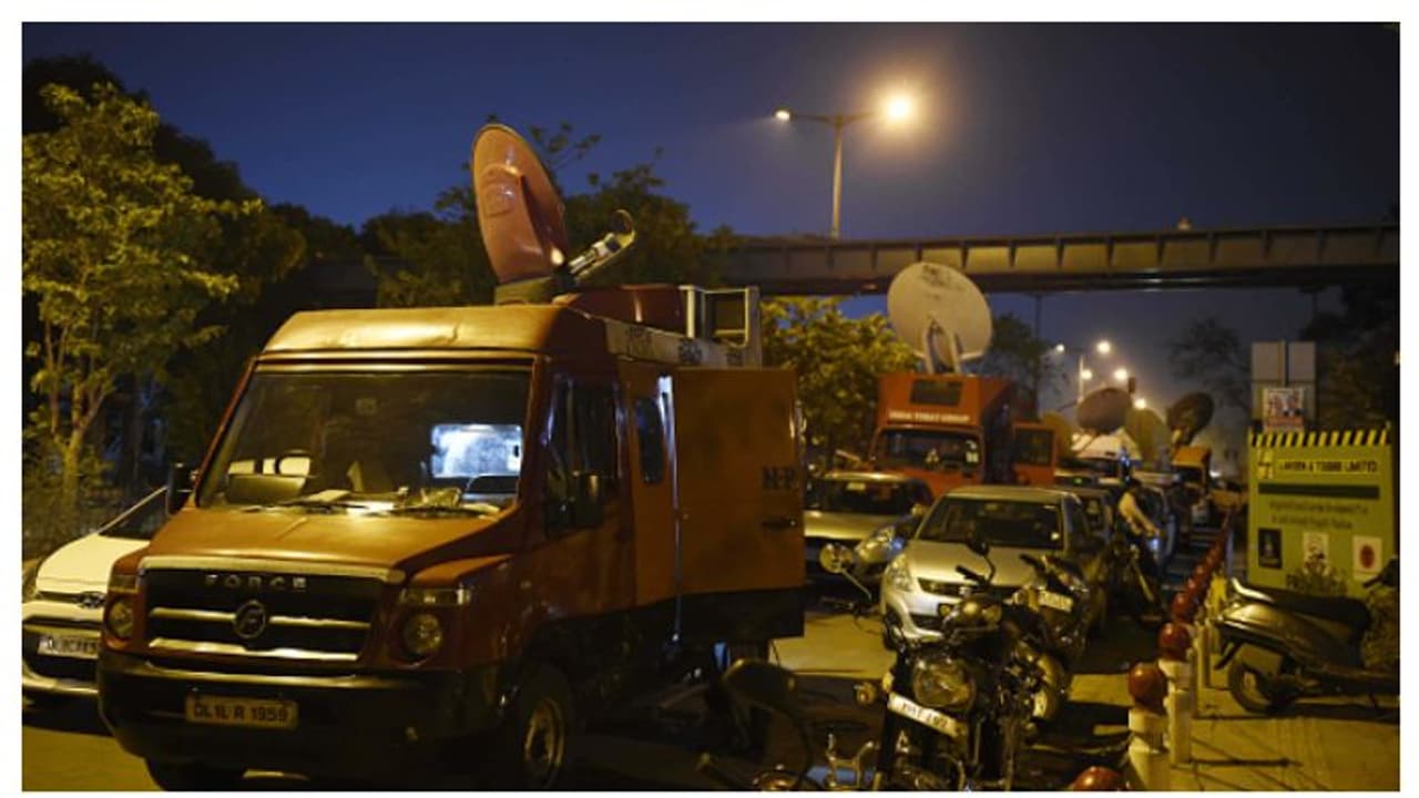 গলায় ফাঁস দিয়ে আত্মহত্যা করলেন তরুণী সাংবাদিক, শ্রীঘরে যেতে হল এসপি নেতাকে গলায় ফাঁস দিয়ে আত্মহত্যা করলেন তরুণী সাংবাদিক, শ্রীঘরে যেতে হল এসপি নেতাকে