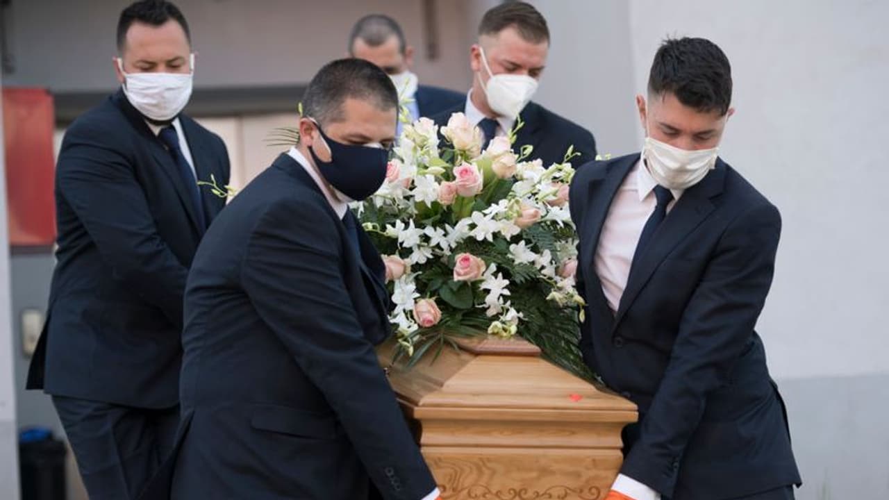 ব্রিটেনে মৃতের সংখ্যা ছাড়াতে পারে এক লাখ, লকডাউনের মেয়াদ বাড়িয়ে দিলেন বরিস জনসন ব্রিটেনে মৃতের সংখ্যা ছাড়াতে পারে এক লাখ, লকডাউনের মেয়াদ বাড়িয়ে দিলেন বরিস জনসন