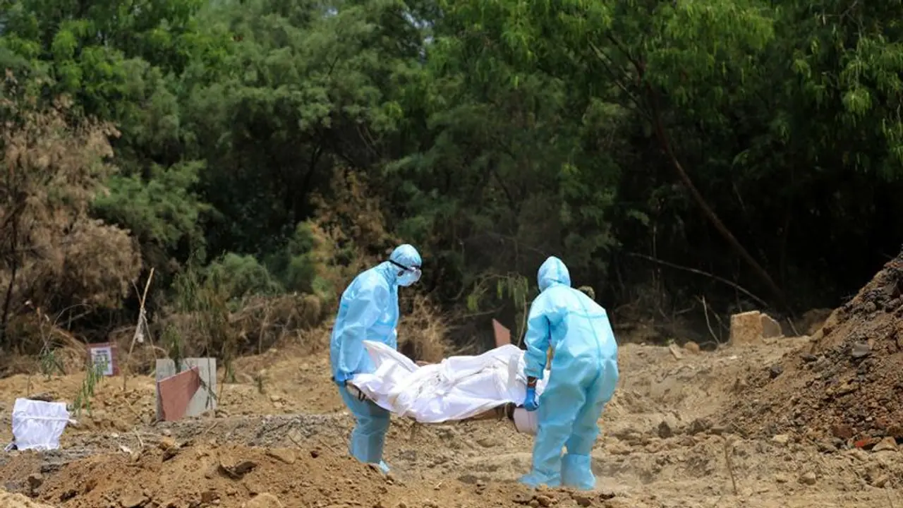 మారని మనుషులు: కరోనా రోగి అంత్యక్రియల్ని అడ్డుకున్న జనం