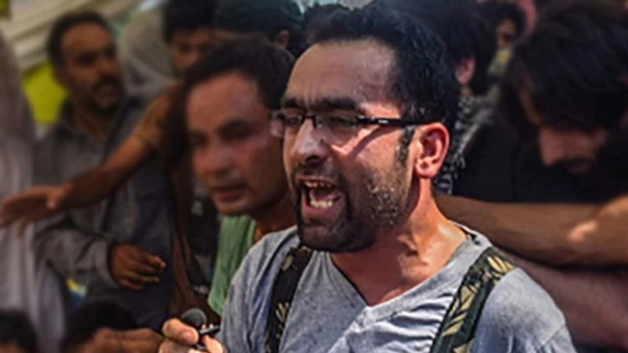 12 ലക്ഷം രൂപ തലയ്ക്ക് വിലയിട്ട ഹിസ്ബുള് ഭീകരനെ വധിച്ച് സുരക്ഷാ സേന 12 ലക്ഷം രൂപ തലയ്ക്ക് വിലയിട്ട ഹിസ്ബുള് ഭീകരനെ വധിച്ച് സുരക്ഷാ സേന