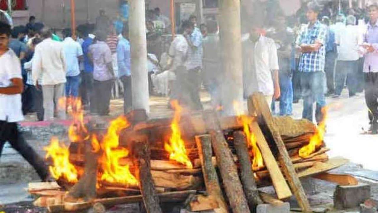 Hindu Culture: ಸಾಧು – ಸಂತರ ಅಂತ್ಯ ಸಂಸ್ಕಾರ ಹೇಗಿರುತ್ತೆ? Hindu Culture: ಸಾಧು – ಸಂತರ ಅಂತ್ಯ ಸಂಸ್ಕಾರ ಹೇಗಿರುತ್ತೆ?