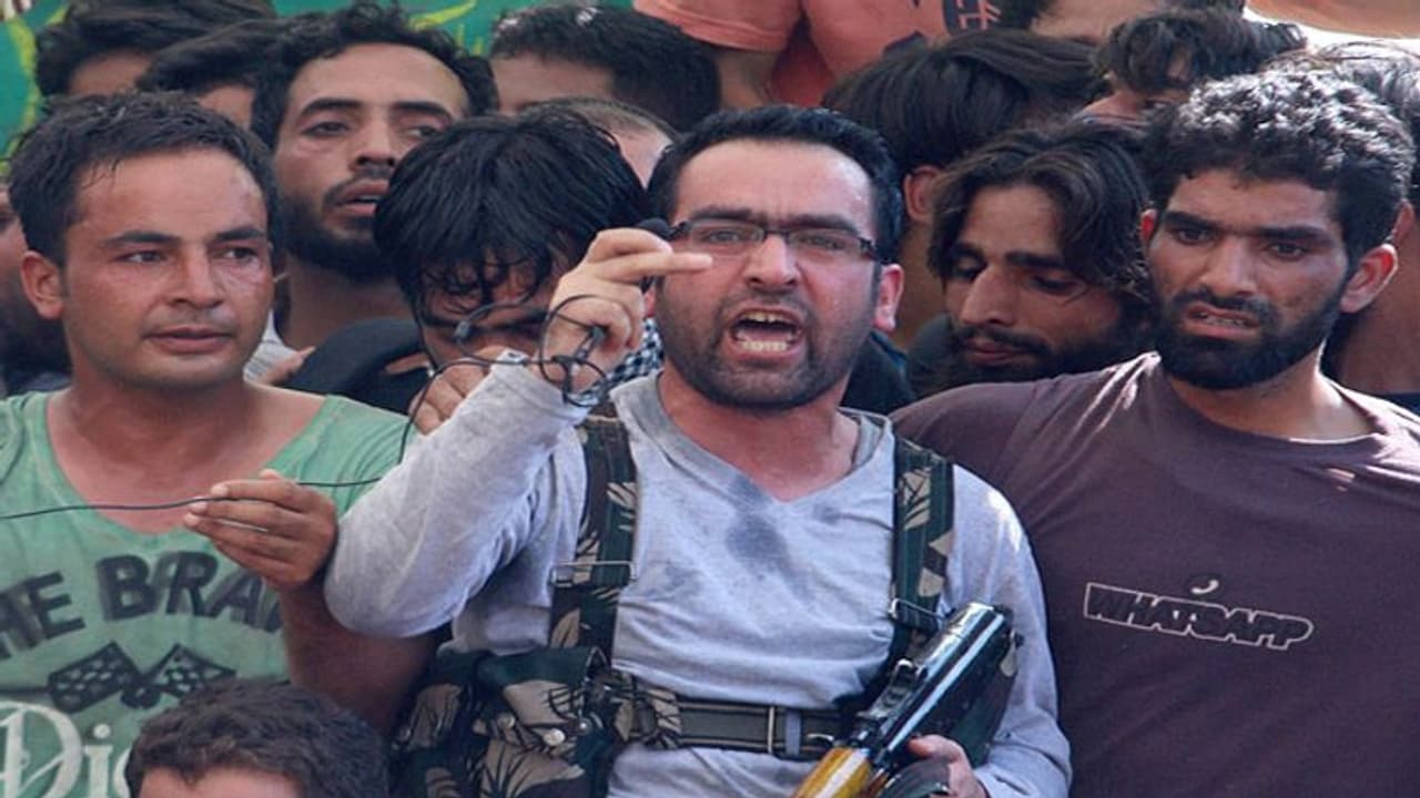 ভালবাসত গোলাপ আঁকতে, অঙ্কের শিক্ষক থেকে কীভাবে নাইকু হয়েছিল হিজবুল প্রধান ভালবাসত গোলাপ আঁকতে, অঙ্কের শিক্ষক থেকে কীভাবে নাইকু হয়েছিল হিজবুল প্রধান