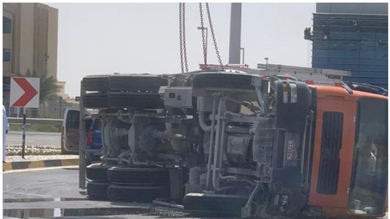 കാറിന് മുകളില് ട്രക്ക് മറിഞ്ഞ് യുഎഇയില് അമ്മയും മകനും മരിച്ചു കാറിന് മുകളില് ട്രക്ക് മറിഞ്ഞ് യുഎഇയില് അമ്മയും മകനും മരിച്ചു